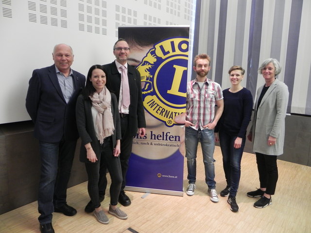 Friedrich Schützenberger (Lions Club Neuhofen Kremstal), Daniela Goll (Vorsitzende Elternverein), Oliver Hrazdera (Lions Club), Johannes Minichmair und Gerlinde Ridinger (Zentrum f. Kriminalprävention), Gertrud Wiesinger (Direktorin) | Foto: Lions Club Neuhofen-Kremstal