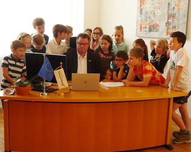 Die 3b Klasse der VS Engerwitzdorf - Mittertreffling im Büro von Bürgermeister Herbert Fürst