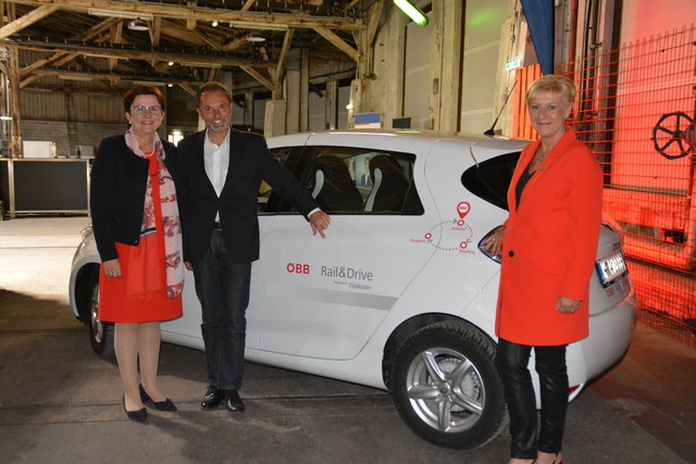 Michaela Hinterholzer, Günther Sterlike und Ursula Puchebner bei einem der neuen Autos.
