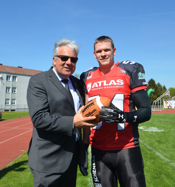 Ballspende: Bgm. Werner Gutzwar und "Raptor" Armin Schöllauf. | Foto: Stadtgemeinde Fürstenfeld