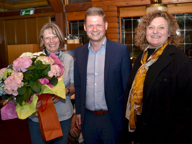 „Blumen für Eva“: Eisenstraße-Museen-Sprecherin Monika Reiter (r.) und Eisenstraße-Obmann Andreas Hanger bedankten sich bei Eva Zankl (l.) für ihre jahrelange Arbeit für die Museen und die Region Eisenstraße.