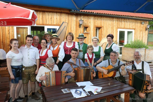 Viele Volksmusikbegeisterte kamen am 28. 4 in den Steinerhof von Familie Neusser zu "HOAGASCHT", wo vier Musikgruppen mit traditioneller Volksmusik aufwarteten.