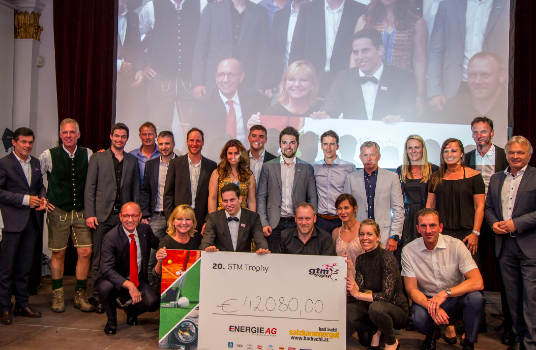 Gruppenbild der Organisatoren und Sport-Stars (vlnr.: Neuper, Kolar, Kriechmayr, Zanyath, Manninger, Herbst, Radinger, Gruber, Müller, Görgl, Gleischer, Gleischer, Koubek, Fischer, Gutensohn, Hagara, Neururer, Hosp, Prock, Riegler, Kuttin, Pum)