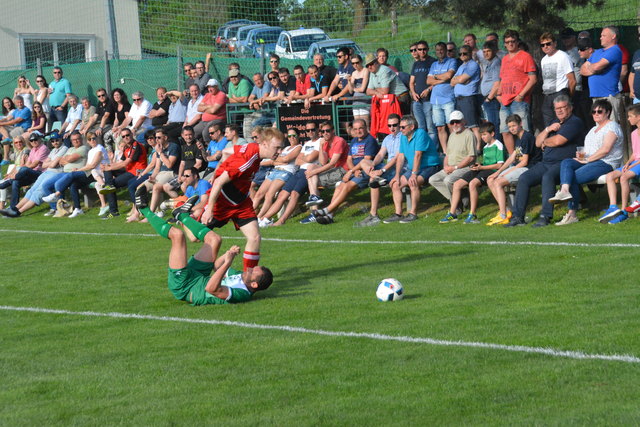 Kemeten (in Rot) ließ Zuberbach auf eigenem Platz ausrutschen und holte einen 3:2-Sieg.