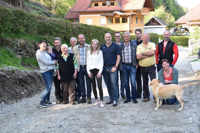 Feldkirchner Stadträte und Sachbearbeiter mit den Anrainern, die viel Geduld bewiesen, auf der Baustelle