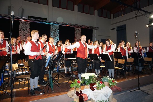 Jubel für Anton Mauerhofer und seine Musiker beim Frühjahrskonzert in der Sporthalle Ilz