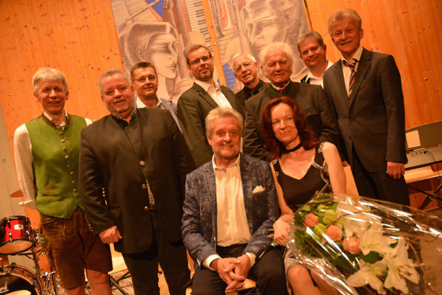 Am Bild (v.l): Thomas Matzer, Herbert Pregartner, Walter Seidler, Werner Reisenhofer, Hans Wallner, Erwin Klauber, Peter Iberer, Hubert Ernst
(vorne:) Gottfried Unger mit Gattin Bettina Unger