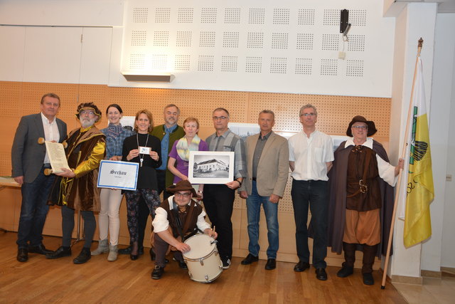 Fotoausstellung und Vorträge: Bürgermeister Josef Kapper (l.) und Mitglieder der Kulturbaustelle Söchau reisten mit dem Publikum in die Vergangenheit.