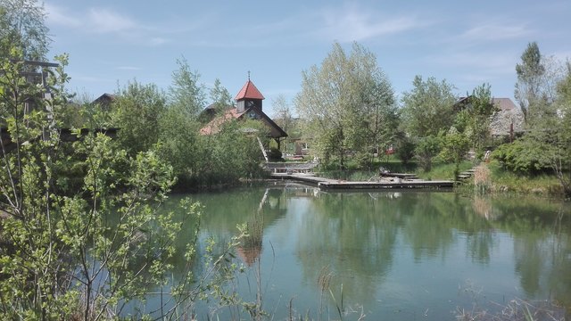 Das Kirchlein spiegelt sich im Teich, wie die Seele den Menschen.