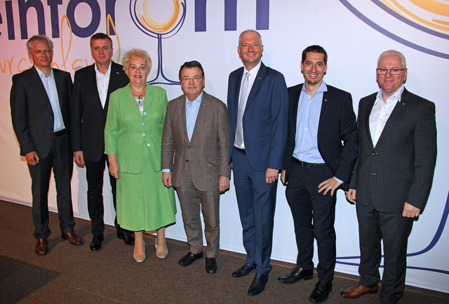 DI Martin Burjan, Leiter des Bundesamts für Weinbau in Eisenstadt, KR Helmuth Renner, Initiator des Weinforum Burgenland, Agrarlandesrätin Verena Dunst, Willi Klinger, Geschäftsführer der Österreich Wein Marketing, Mag. Rainer Ribing, Direktor Wirtschaftskammer Burgenland, Christian Zechmeister, MA, Geschäftsführer der Wein Burgenland, und Alfred Vlcek, UNIQA Landesdirektor Burgenland, beim diesjährigen „Weinforum Burgenland“ in Pamhagen
