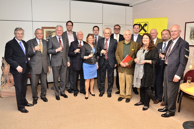 Nach der Generalversammlung(vlnr): Abg. EIGNER-Dkfm. HALOUSKA-Generaldirektor SCHULTES-Abg. MANDL-Mag. KREBS-Stadträtin EDER- Abg. SCHMUCKENSCHLAGER-Präsident HÖCHTL-Dir. KRIZ-Filmproduzent WOLKENSTEIN-Bürgermeister SCHMUCKENSCHLAGER- Frau Dkfm. SCHICKER-Dir. HAUSHOFER-Dir. WESS-GS NIKOLL