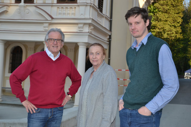 Clemens Reinberger (Bundesdenkmalamt) und Fördervereinsobmann KommR Johann Schragl (r.) schauten Restauratorin Mag. Rudolfine Seeber bei den letzten Arbeiten zur Sanierung der wertvollen Fresken in der Töpperkapelle Neubruck über die Schultern.