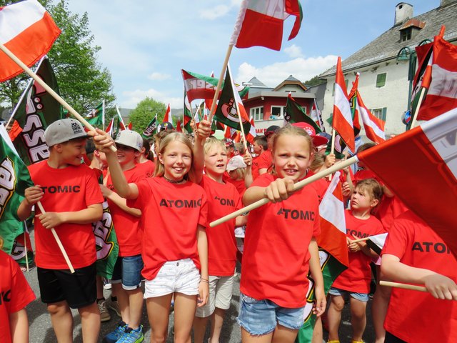 Die Kinder vom Skiklub empfingen Marcel Hirscher und geleiteten ihn zum Festplatz.