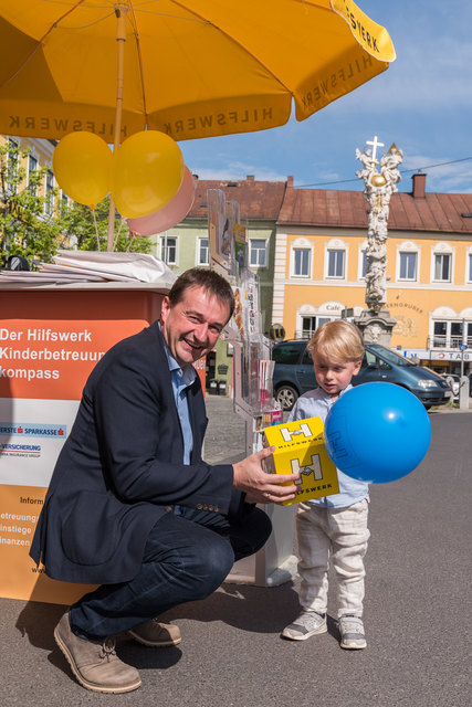 Hilfswerk-Obmann Wilfried Kellermann übergibt eine kleine Überraschungsbox des Hilfswerkes.