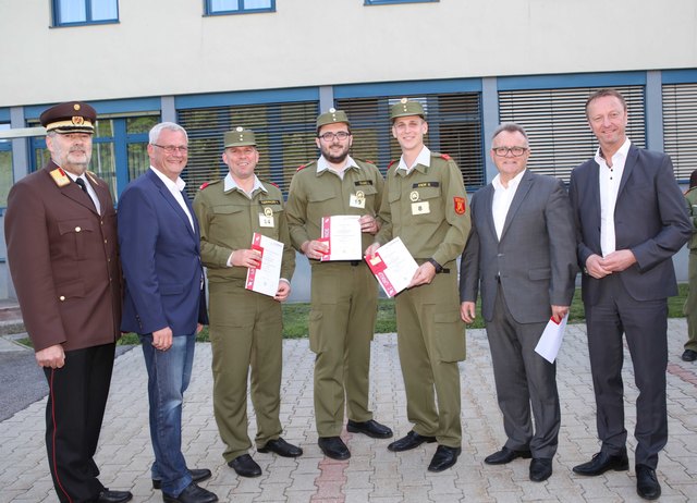 Lukas Tkauz (Mitte) belegte bei der "Feuerwehrmatura" den tollen 2. Platz im Burgenland. | Foto: Landesfeuerwehrkommando Burgenland/Stefan Hahnenkamp