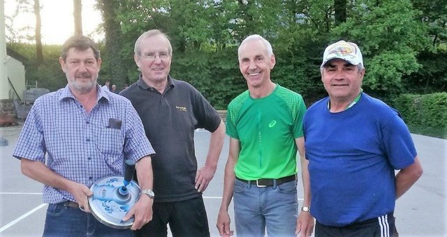 Die siegreichen "Plattler" bei der Langkampfener Stockschützen-Dorfmeisterschaft.