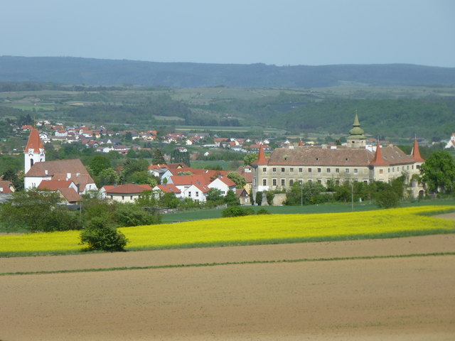 Herrlicher Blick von der Jubiläumswarte außerhalb von Droß über die derzeit prächtig blühend duftenden Rapsfelder mit Blick auf das Schloss und Kirche  von Droß. Am 24.07.2016 setzte ein Blitzschlag den Droßer Kirchturm bei einem Gewitter in Brand.