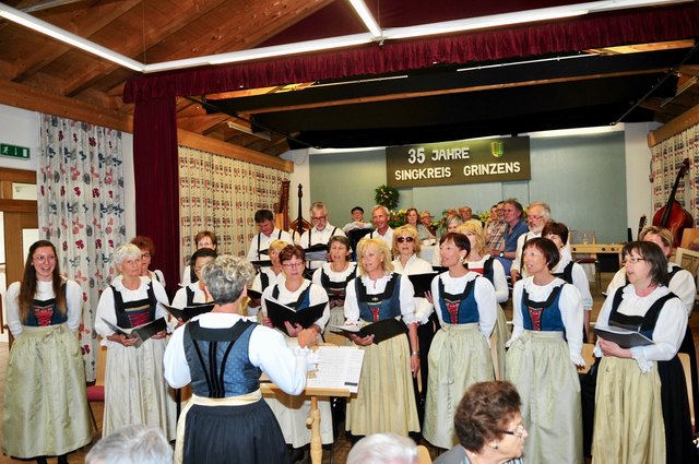 35 Jahre Singkreis Grinzens feierte der jubilierende Chor mit einem Liederfrühstück im Gemeindesaal.