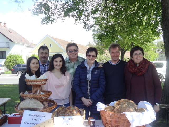 Das Foto von Werner Schöll zeigt die Aussteller im vergangenen Jahr: Katharina Wilfinger, Michael Wilfinger, Teresa Wilfinger, Werner Schöll, Karla Schöll-Tritremmel, Reinhold Oberger und Gertraud Wüger.