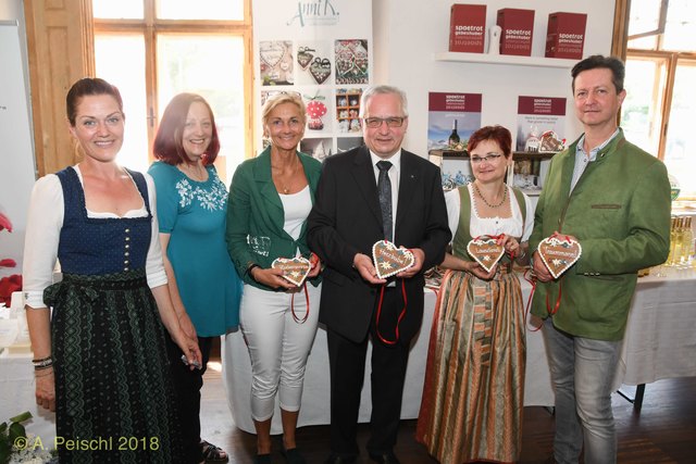 Bürgermeister Ferdinand Köck (3. vr) und Vizebürgermeister Jörgen Vöhringer (r) besuchten die von GR Dagmar Händler (2. vr) organisierte Veranstaltung und genossen die angebotenen Leckereien.