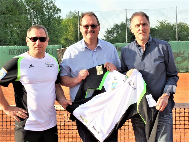Die Sponsoren v.l. Gerhard Figl (fivex3 KG), Baumeister Ing. Gerhard Zehetner (Verein Zentrum für Bauen & Energie), Werner Schlachtner (Versicherungsmakler)
Nicht im Bild: Café-Konditorei-Bäckerei Pauntzen, Gemeinlebarn.