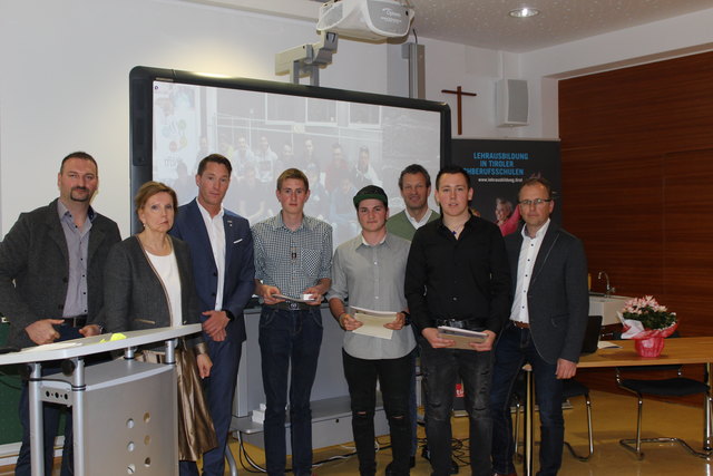 tefan Theresiak (Klassenvorstand) Mag. Susanna Tasch (Direktorin) Mag. Daniel Heinzer (Arbeiterkammer), Florian Presslaber, Kevin Rud und Juri Fuchs mit Lehrberechtigten DI Walter Frey, LA Martin Mayerl