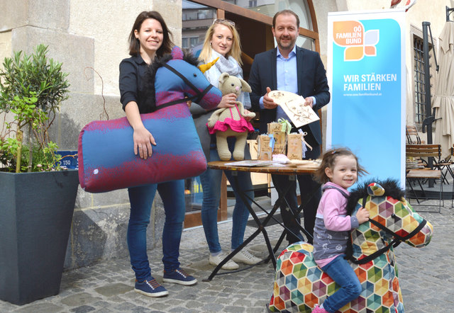 : Ausstellerinnen Karin Eichenauer und Kirstin Hofer mit OÖ Familienbund-Landesobmann Mag. Bernhard Baier und der kleinen Eva am Pferd.
