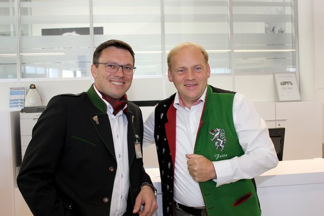 Jürgen Masser, Geschäftsführer Porsche Leoben, und Fritz Kristoferitsch von den Edlseern bei der Frühjahrsmesse im Autohaus Porsche.