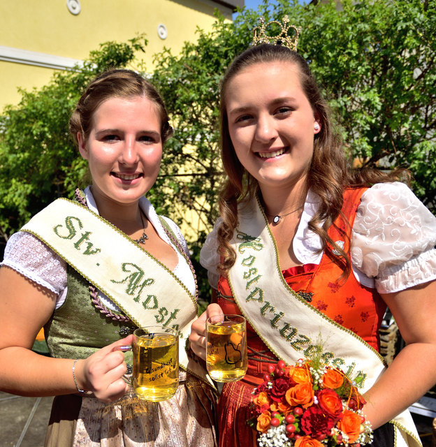 Die neue Weistracher Mostprinzessin Vanessa Kammerhofer (rechts) mit ihrer Stellvertreterin (und Vorgängerin) Sigrid Donner.