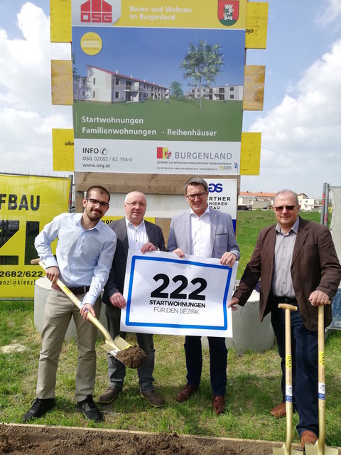 Kilian Brandstätter, Hans Schrammel, Alfred Kollar und Hans Hackstock beim Spatenstich.