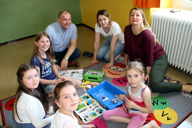 Die zahlreich erschienenen Eltern(-teile) konnten zuschauen oder ganz einfach mitbauen, wobei die wahren Experten natürlich die Kinder waren...