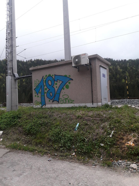 Die Täter haben die Häuschen mit Ziffern und Schriftzügen beschmiert.