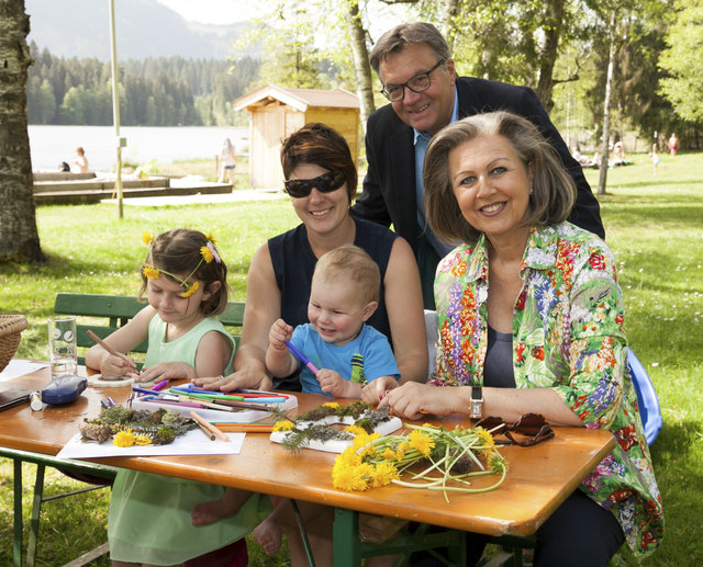 LH Platter und LR Zoller-Frischauf bei der beliebten Kinder-Bastelstation am Familienfest. | Foto: Land Tirol/Die Fotografen