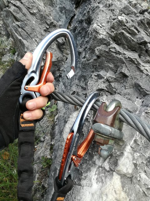Stürze im Klettersteig können sehr schmerzhaft sein.