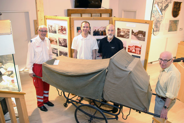 Damit transportierte man einst Patienten: Die historische Radtrage als spannendes Stück Rotkreuzgeschichte. Andreas Eichhorn, Josef Schatz, Gernot Halmdienst und Franz Walzer haben die Ausstellung aufgebaut.