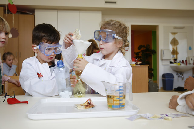 Spielerisches und experimentelles Lernen macht den Kindern bereits früh großen Spaß.