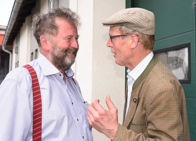 Kostelieter "Weinpapst" Walter Pollak im Gespräch mit EDV-Chef Karl Binder über das Ergebnis der Endverkostung zur 49. Retzer Weinwoche. Foto: Schleich