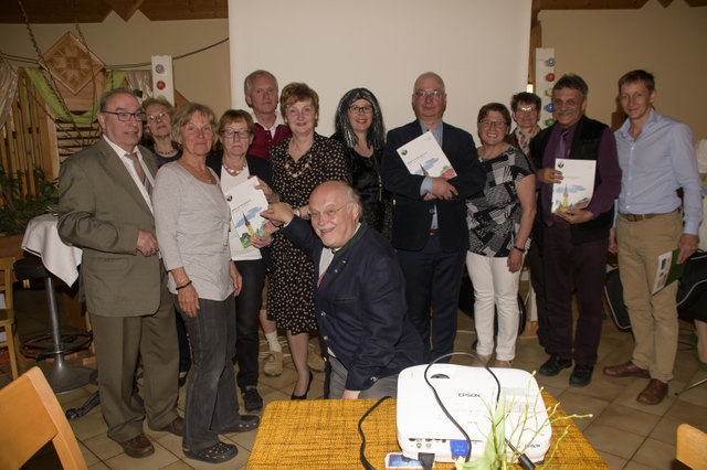 Georg Wipp, Paula Neumayer, Ingrid Hrdy, Renate Lentsch, Bildungswerkleiter Josef Weber, Ingrid Rada, Renate Schwert, Pfarrer Dr. Robert Dublanski, Bürgermeisterin Josefa Geiger, Gemeinderätin Marianne Wipp, Heinrich Gluttig und Remo und Sven Rossel (vorne knieend)