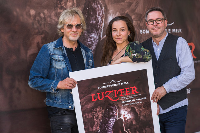 Gemeinsam mit Fotografin Daniela Matejschek und dem Künstlerischen Leiter Alexander Hauer freut sich Alfred Heindl (links) über diese tolle Auszeichnung.