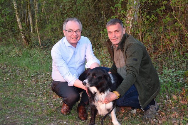 Landeshauptfrau-Stv. Stephan Pernkopf und Nationalpark-Förster Wolfgang Riener mit Spürnase Cupper. Foto: Privat
