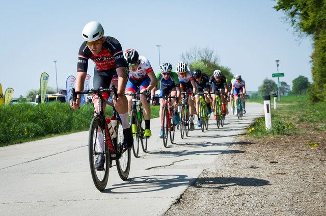 Lukas Viehberger führte das Feld beim GP Fliegerhorst in Markersdorf an und sicherte sich den Sieg.