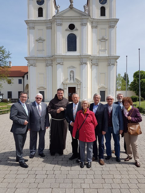 Markus Ulram, Johann Thullner, Stadtpfarrer P. Thomas Lackner, Rudolf Strommer und Josef Kolby freuten sich über zahlreiche Besucher. | Foto: ÖVP Neusiedl