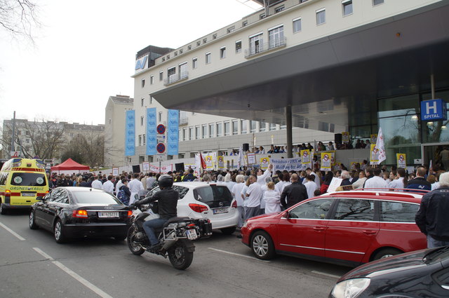 Vor dem Unfallkrankenhaus Meidling protestierten besorgte Bürger in Form einer Menschenkette.
