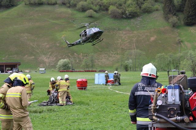 Bei der diesjährigen Bezirksübung der Waldbrandbekämpfung wurde das Einsatzkommando der Feuerwehr von drei Hubschraubern des Bundesheers und der Polizei tatkräftig unterstützt.