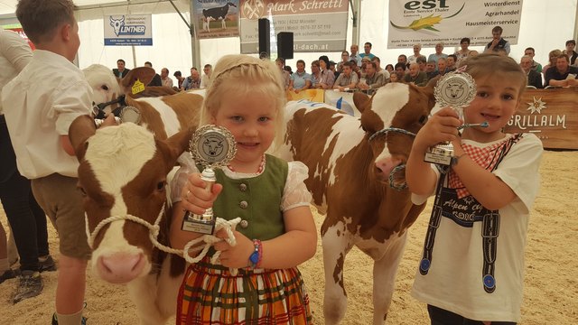 Lena Pirchner und Leonie Sachsalber, beide fünf Jahre alt, präsentierten ihre Lieblinge "Wendy" und "Rita" bei der Gebietsschau in Rotholz.
