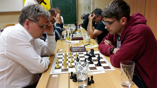 Das Foto zeigt die beiden Spitzenspieler Hubert Prinz und Patrick Schuh im Kampf um die Entscheidung zwischen Bad Großpertholz und Litschauer. Nach fast fünf Stunden endete das harte Ringen mit einer Punkteteilung. Dahinter versunken in ihrem Spiel Rudolf Rausch und Kurt Goigitzer.