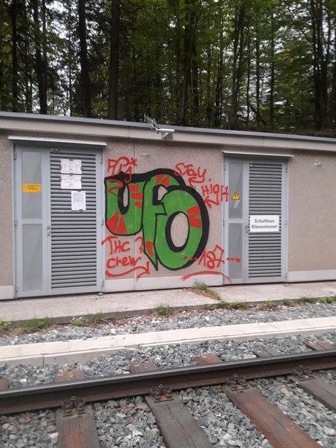 Die Sprayer beschmierten die "Schalthäuschen" am Bahnkörper der Außerfernbahn.