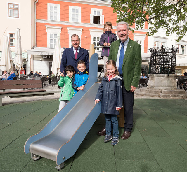 Melanie, Qusay, Luca und Laura testeten mit Bürgermeister Mag. Klaus Schneeberger und Baustadtrat DI Franz Dinhobl die neuen Fallschutzmatten.