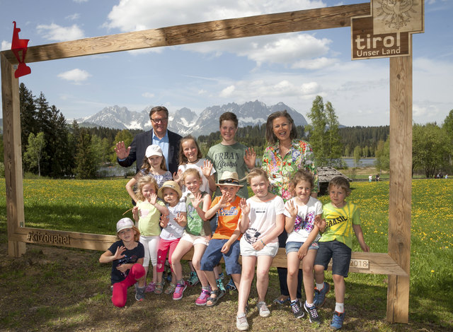LH Günther Platter und LRin Patrizia Zoller-Frischauf freuten sich über die zahlreichen Tiroler Familien und das Kaiserwetter am Schwarzsee.