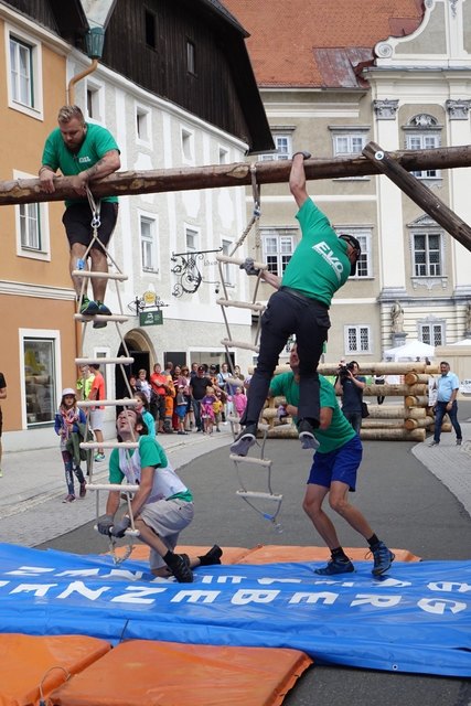 Beim Hindernislauf ist Teamwork gefragt.